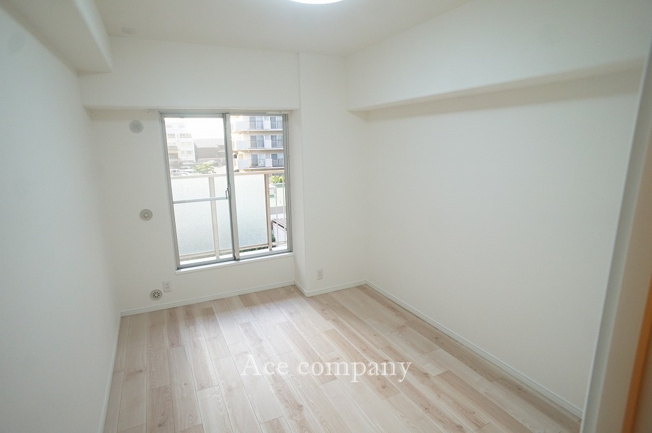 【子供部屋】 | シャルム小阪壱番館 | 【洋室5.3帖】西側のバルコニーに面したお部屋です☆