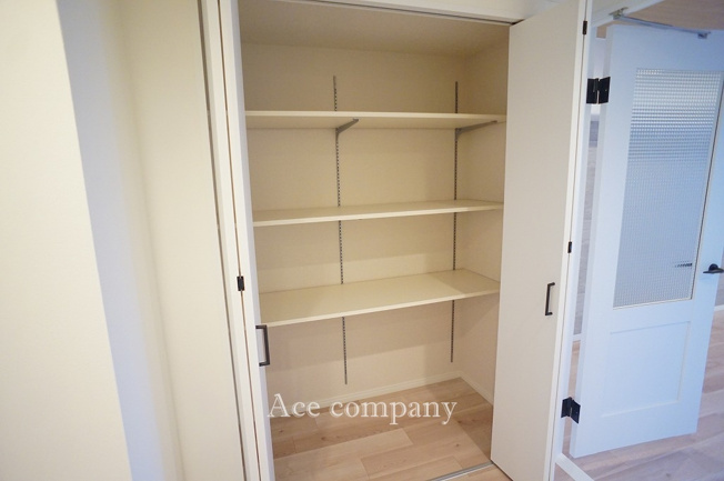 【収納】 | シャルム小阪壱番館 | 廊下に大容量の収納（物入）あります♪