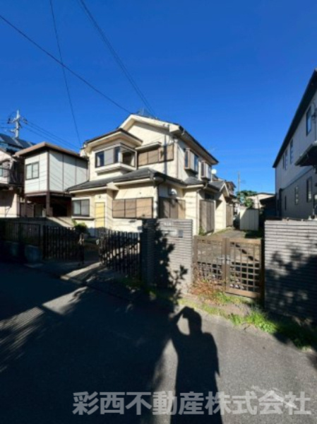 狭山市北入曽売地の前面道路含む現地写真|※現在古屋有　2026年1月更地予定