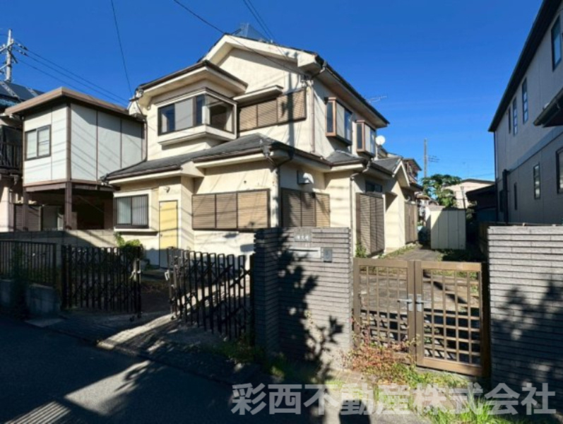 狭山市北入曽売地の前面道路含む現地写真|※現在古屋有　2026年1月更地予定