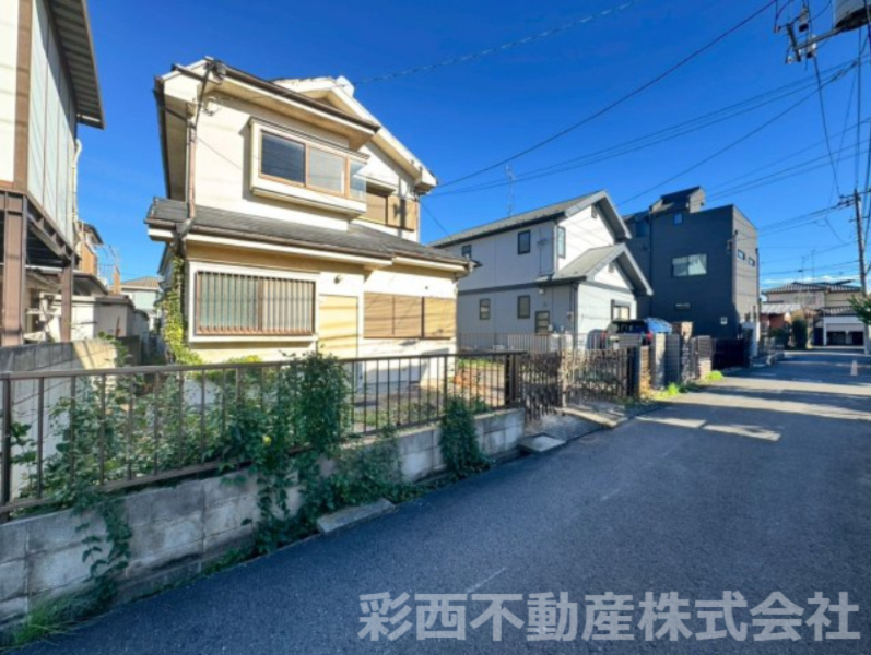 狭山市北入曽売地の前面道路含む現地写真|※現在古屋有　2026年1月更地予定