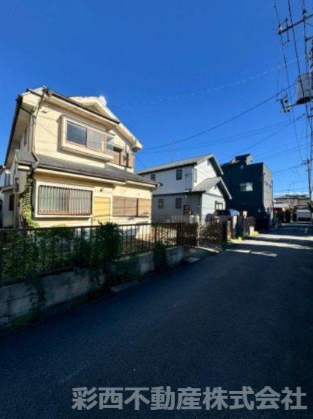 狭山市北入曽売地の前面道路含む現地写真|※現在古屋有　2026年1月更地予定