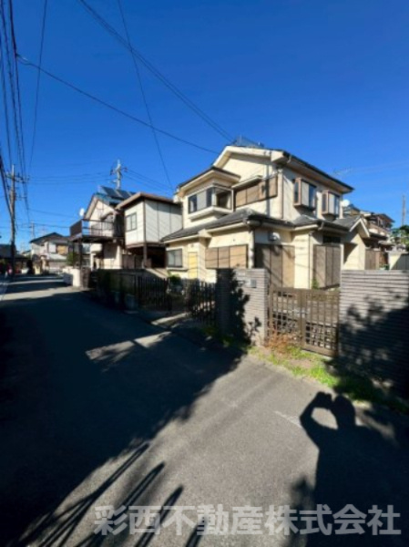 狭山市北入曽売地の前面道路含む現地写真|※現在古屋有　2026年1月更地予定