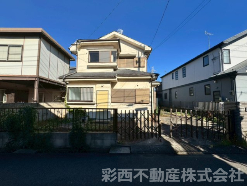 狭山市北入曽売地の前面道路含む現地写真|※現在古屋有　2026年1月更地予定