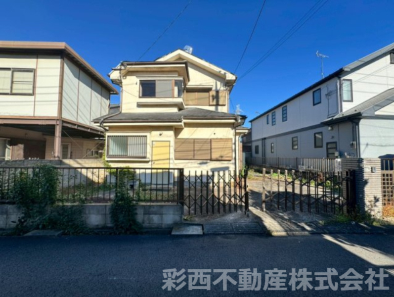 狭山市北入曽売地の前面道路含む現地写真|※現在古屋有　2026年1月更地予定