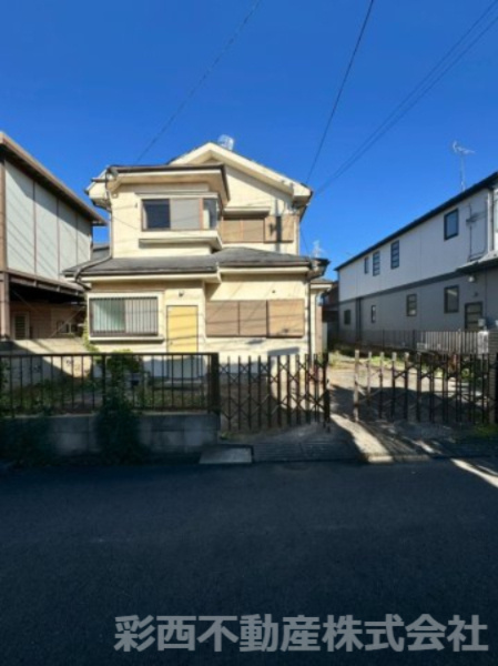 狭山市北入曽売地の前面道路含む現地写真|※現在古屋有　2026年1月更地予定