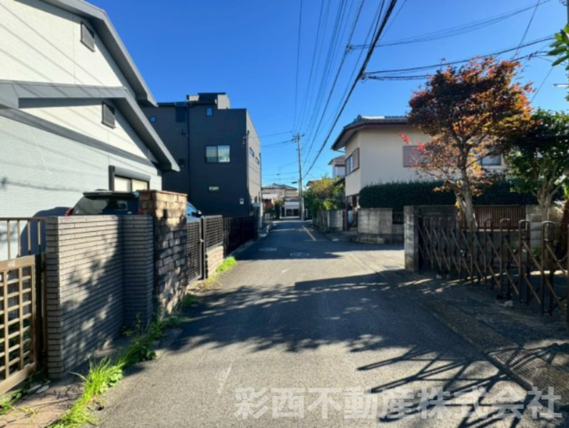 狭山市北入曽売地の前面道路含む現地写真|※現在古屋有　2026年1月更地予定