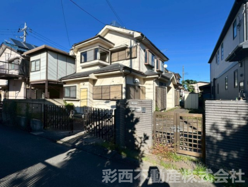 狭山市北入曽売地の前面道路含む現地写真|※現在古屋有　2026年1月更地予定