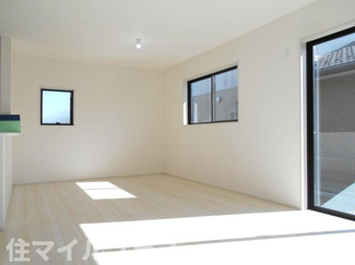 【居間・リビング】 | 郡山市富田町大徳南新築一戸建て2棟 | こちらのリビングで趣味の時間をお楽しみください