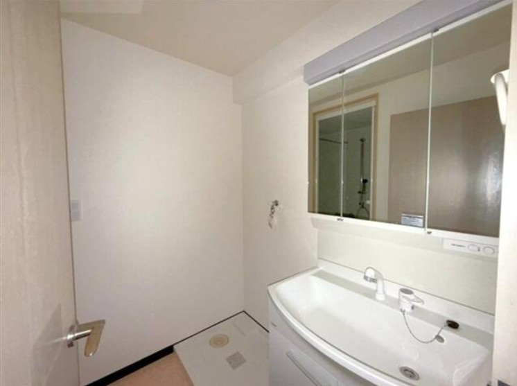 高知市鴨部　アーネスト能茶山の独立洗面台|三面鏡で身支度がしやすく、収納もたっぷり。清潔感ある明るい空間で、一日のスタートを気持ちよく♪