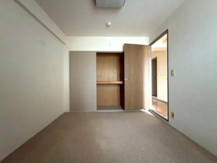 高知市鴨部　アーネスト能茶山の洋室|収納スペース付きでお部屋をすっきり使えます。寝室や書斎、子ども部屋など多目的に活用できる一部屋です。