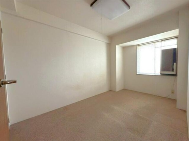 高知市鴨部　アーネスト能茶山の洋室|日中はやさしい自然光が入り、夜は静かにくつろげる空間。お子さま部屋や寝室にも最適です♪