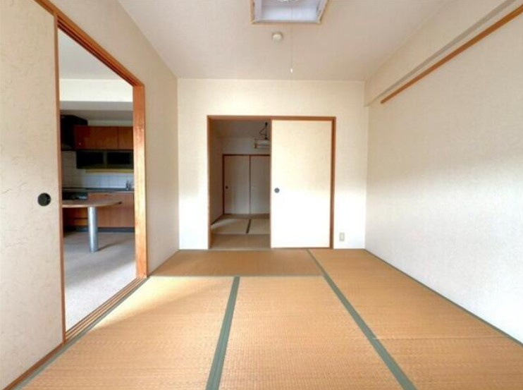 高知市鴨部　アーネスト能茶山の和室|襖を開けて2部屋をひと続きに。広々とした空間としても使えます♪