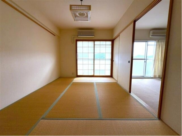 高知市鴨部　アーネスト能茶山の和室|リビングとゆるやかにつながる設計で、家族の会話も自然と生まれます。畳の香りに癒される、落ち着いたひとときを♪