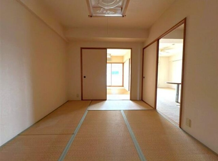 高知市鴨部　アーネスト能茶山の和室|襖を開けて2間続きの和室に。ゆったり広々と使える落ち着いた空間です。