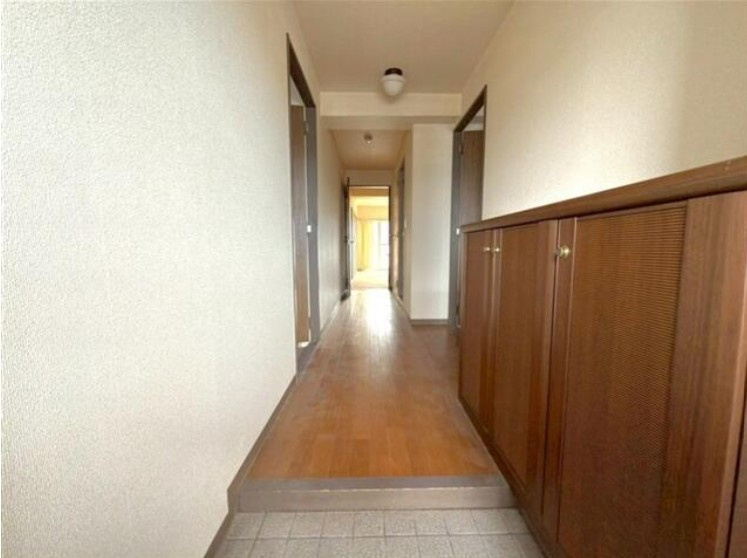 高知市鴨部　アーネスト能茶山の玄関|収納充実の玄関。奥まで明るく、すっきりとした印象です♪