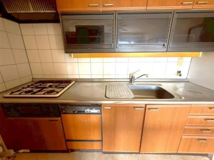 高知市鴨部　アーネスト能茶山のキッチン|木目調の温もりが落ち着くキッチン。3口コンロ＆広い作業スペースで、家族の「おいしい時間」を支えます♪