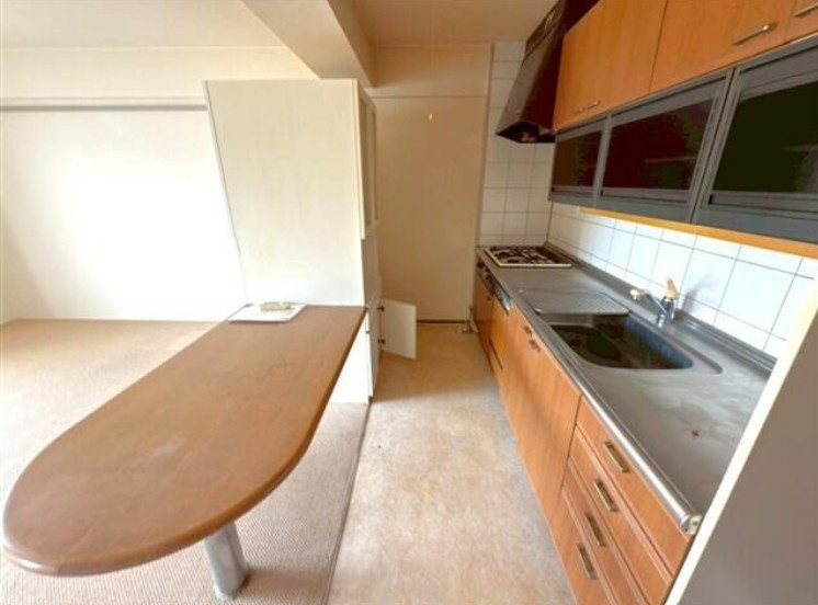 高知市鴨部　アーネスト能茶山のキッチン|開放的なリビングとつながる対面カウンター付き。食事の準備をしながら家族とおしゃべりも楽しめる温かみのあるキッチンです