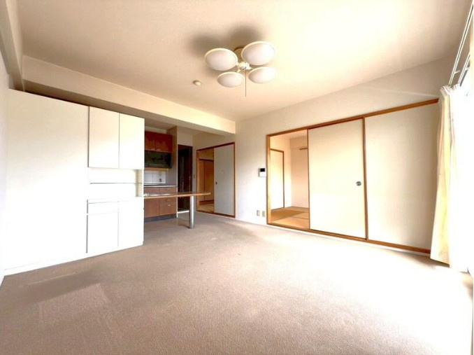 高知市鴨部　アーネスト能茶山の居間・リビング|明るい光が差し込むリビング。隣接する和室との一体利用で開放的な空間に♪