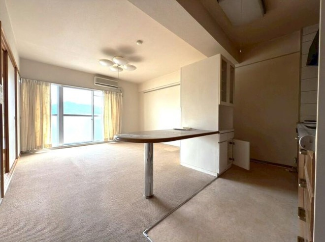 高知市鴨部　アーネスト能茶山の居間・リビング|大きな窓から明るい陽射しが差し込む心地よいリビング。ダイニングカウンターを囲んで、家族の会話が自然と弾む空間です！