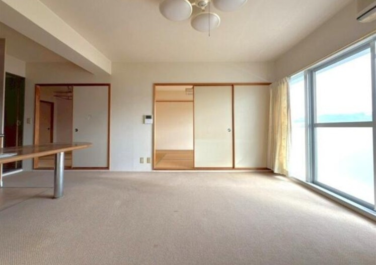 高知市鴨部　アーネスト能茶山の居間・リビング|窓辺でくつろいだり、畳でごろりとしたり。心を休める時間が流れる穏やかな住まいです♪