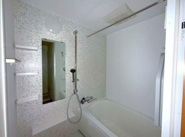 高知市鴨部　アーネスト能茶山の浴室|ナチュラルな明るさと落ち着いたデザインが魅力。小さなお子さまとの入浴もゆったり楽しめるサイズ感です♪