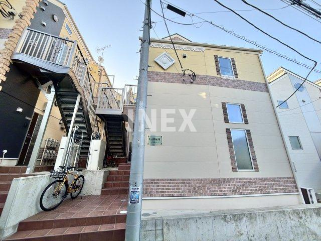 横浜市西区東久保町のアパートのエントランス