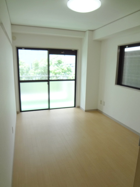 第６浜野ビルの寝室|2面採光の洋室