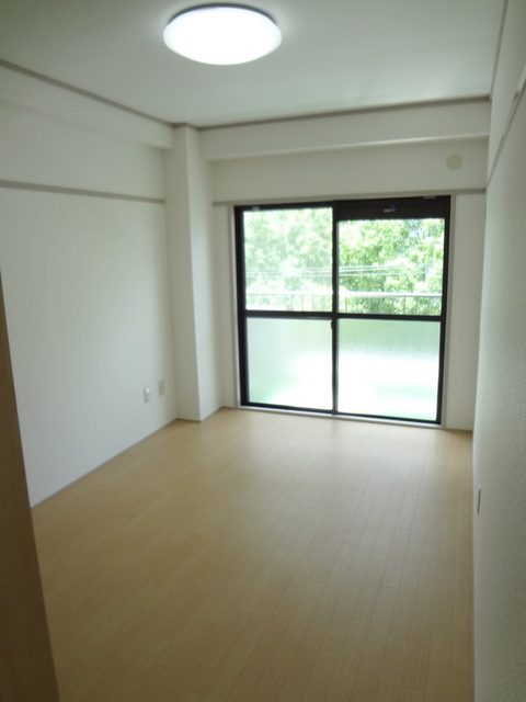 第６浜野ビルの居間・リビング|洋室