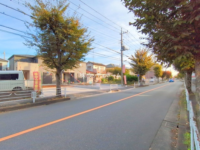 越谷市南町1期　新築一戸建て　1号棟の前面道路含む現地写真