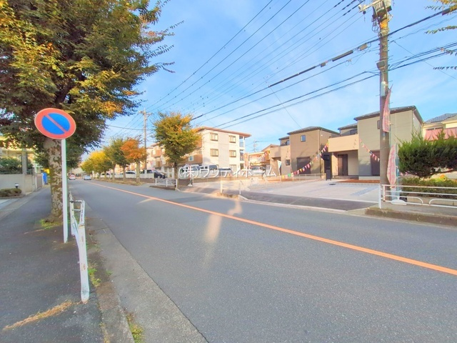 越谷市南町1期　新築一戸建て　2号棟の前面道路含む現地写真