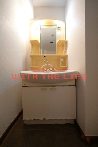 グリーンビル御井【キャッシュバック対象物件】の独立洗面台|独立洗面台、小物を置くことができて便利です