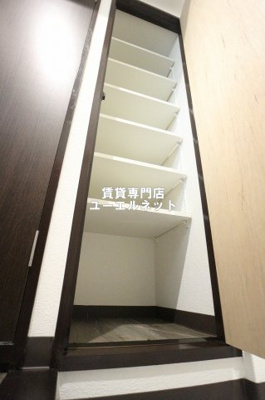 【設備】 | フィルドスルー司 | 収納力たっぷりのシューズボックスで玄関すっきり！