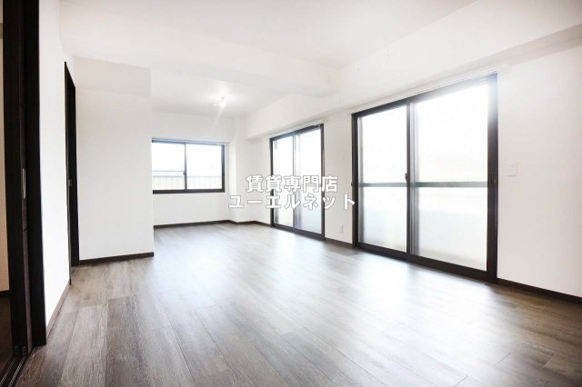 【居間・リビング】 | フィルドスルー司 | ゆったりとくつろげる、落ち着きのある居室空間です