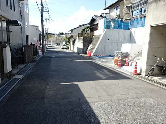 【前面道路含む現地写真】