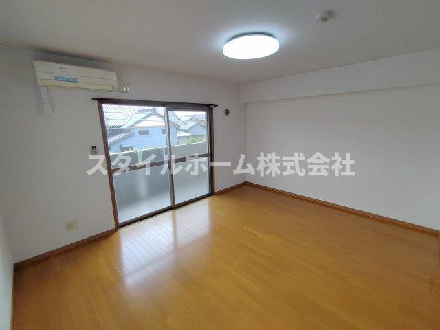 ポライトの居間・リビング|別部屋写真です。