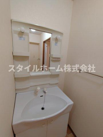 ポライトの洗面所|別部屋写真です。