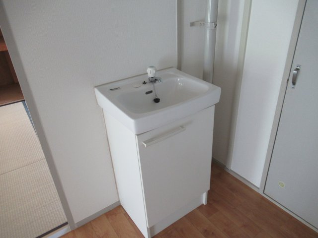 兵庫県公社　姫路青山５号棟の洗面所|スペースが確保できる洗面所です