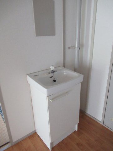 兵庫県公社　姫路青山５号棟の洗面所|広い洗面スペース