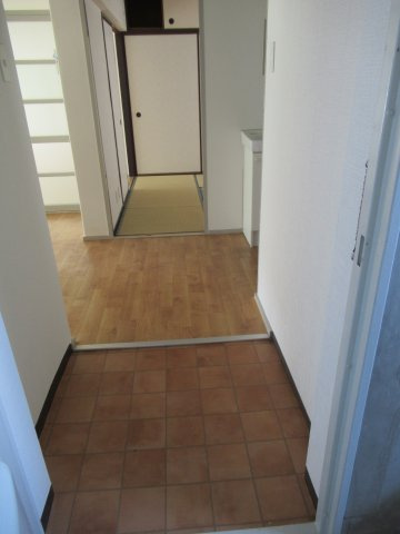 兵庫県公社　姫路青山５号棟の玄関|落ち着いた玄関です