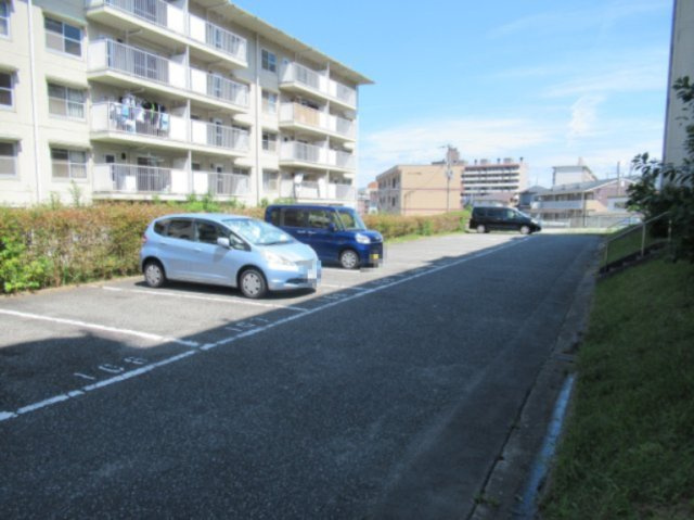 兵庫県公社　姫路青山５号棟の駐車場|駐車場があります