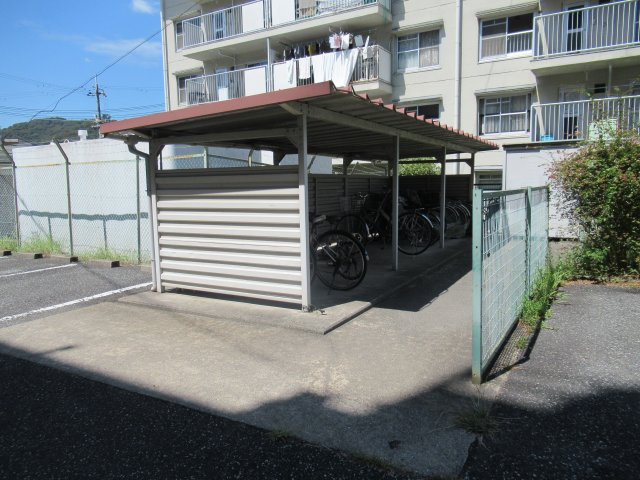 兵庫県公社　姫路青山５号棟のその他共用部分|駐輪場もあります