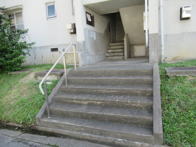 兵庫県公社　姫路青山５号棟のエントランス|落ち着いたエントランスです