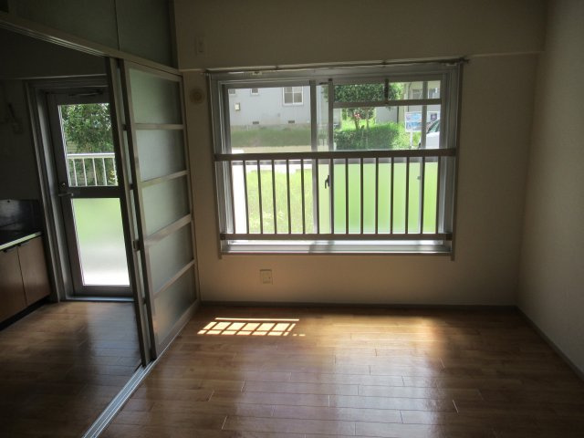 兵庫県公社　姫路青山５号棟の居間・リビング|ゆったり過ごせる居間です