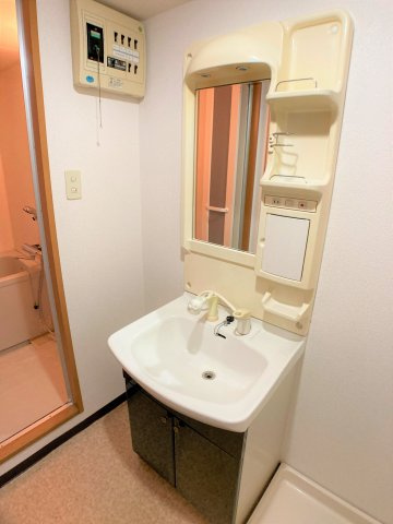 アミティエの独立洗面台|別部屋反転間取りのお写真となります