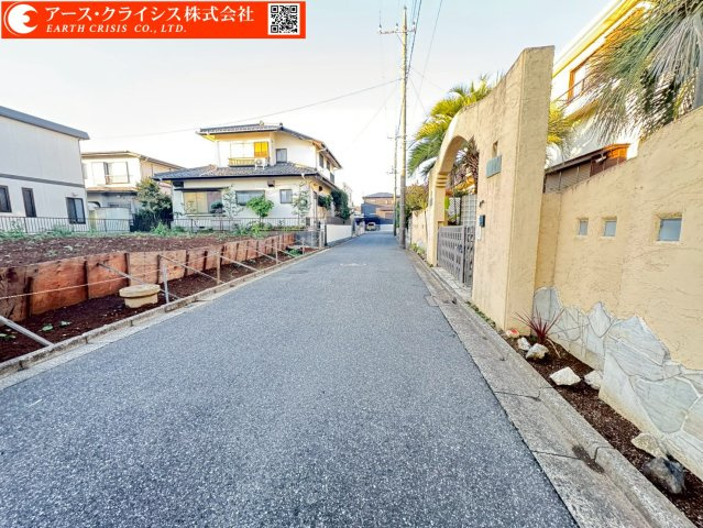 【前面道路含む現地写真】 | 鎌ヶ谷市東初富4丁目 | 新しい家が増えても、空の広さはそのまま。春には桜、夏には青空、秋にはやわらかな光。季節ごとに表情を変える街で、長く暮らせる安心を。