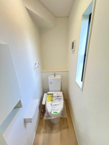 【トイレ】 | 福岡市早良区野芥4丁目第25　1号棟（全2棟）【仲介手数料無料・0円】 | 現地写真。1階のトイレです。