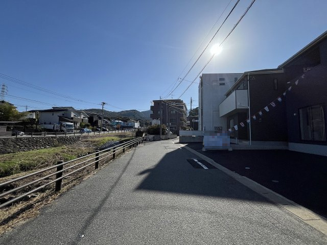 【その他】 | 福岡市早良区野芥4丁目第25　1号棟（全2棟）【仲介手数料無料・0円】 | 現地写真。前面道路です。