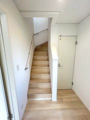 【内装】 | 福岡市早良区野芥4丁目第25　1号棟（全2棟）【仲介手数料無料・0円】 | 現地写真。2階へ上がる階段です。手摺もついて安全ですね。