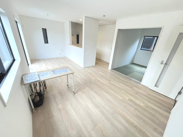 【居間・リビング】 | 福岡市早良区野芥4丁目第25　1号棟（全2棟）【仲介手数料無料・0円】 | 現地写真。リビングです。